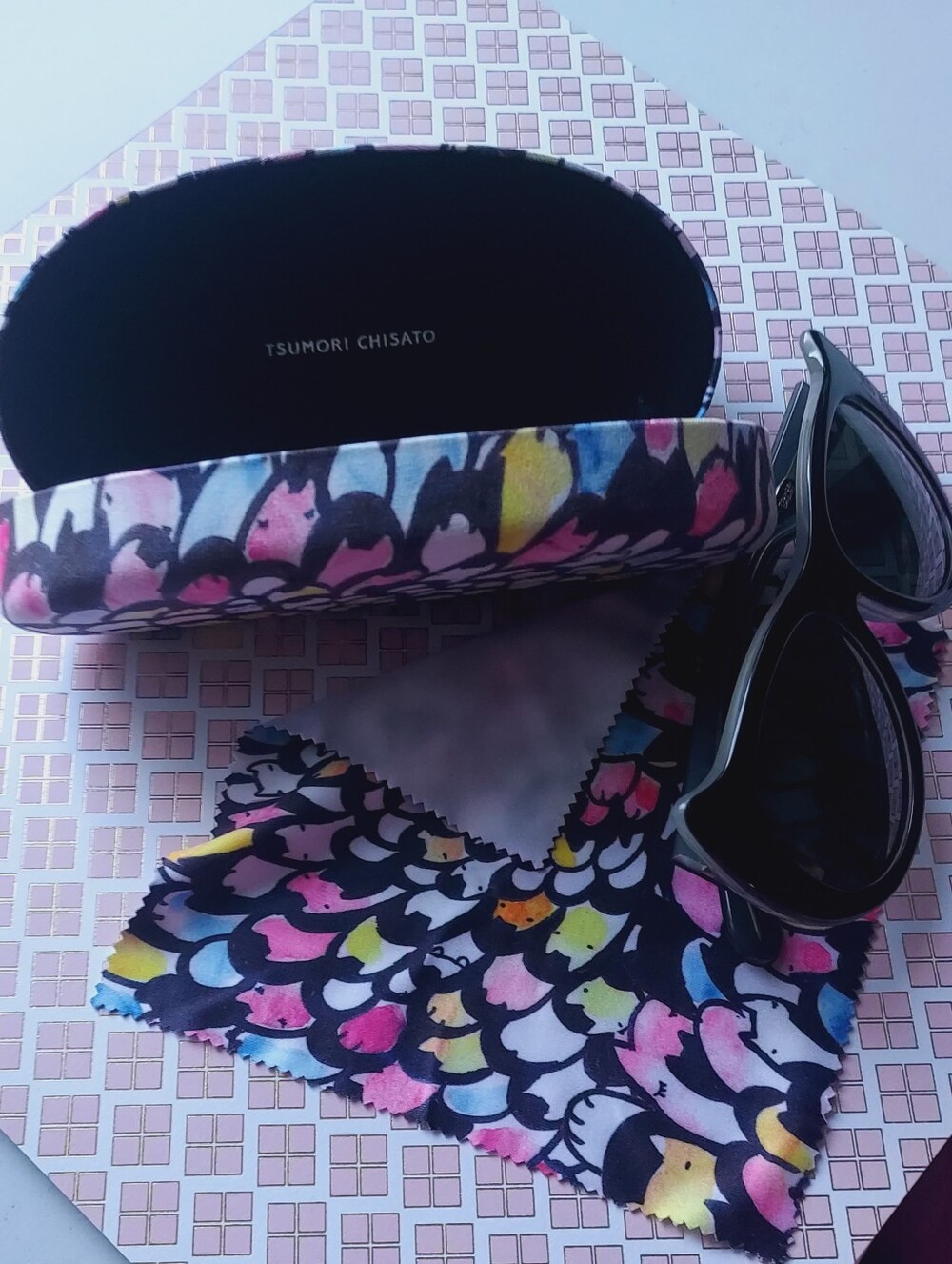 Tsumori Chisato Black Sunglasses with cats pattern colorful Case box cloth set - Picture 5 of 16